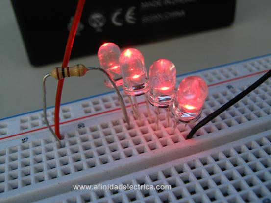 Detalle de la conexión serie de los LEDs rojos.