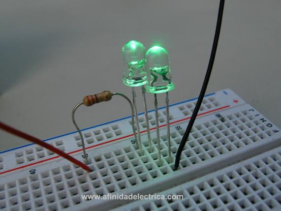 Conexión de dos LEDs verdes de alto brillo a una fuente de 12V.
