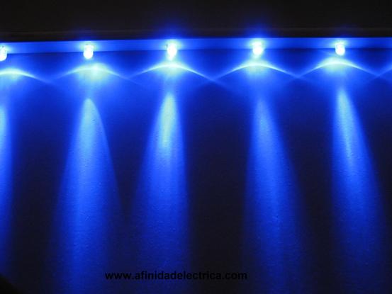 Una barra de LEDs azules montados sobre un perfil de PVC utilizada para la iluminación de un acuario.