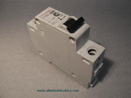 Procederemos la disecci�n de un interruptor Zoloda Z100 de 25 A  hasta llegar a sus m�s m�nimos componentes y analizaremos su funcionamiento.