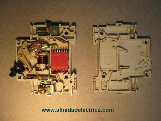 Para la apertura del interruptor se quitan los cuatro remaches de bronce ubicados en los laterales y se retira la tapa derecha.