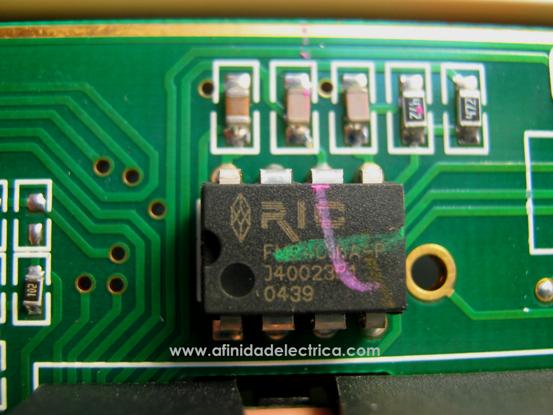Memoria FRAM (Ferroelectric Random Access Memory) FM24C16a.