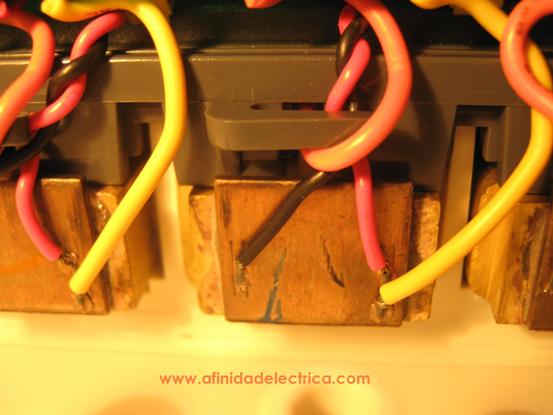 Detalle de un shunt ubicado entre los bornes de entrada y salida de corriente del medidor. 