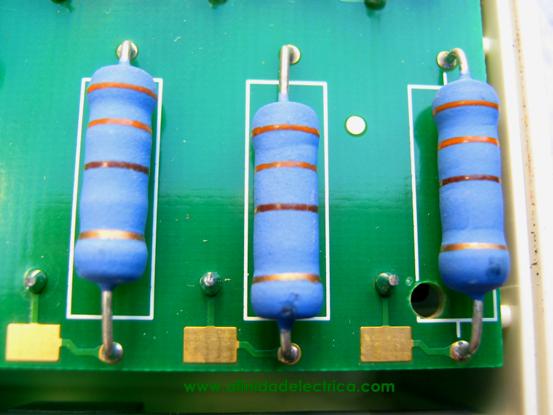Resistencias de precisi�n de metal film de 330 Ohm y 2 watts de disipaci�n.
