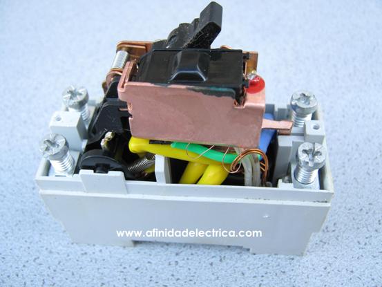 El solenoide es el encargado de accionar el gatillo del mecanismo de disparo que produce la desconexión del circuito cuando el disyuntor detecta diferencias entre las corrientes de fase y neutro.