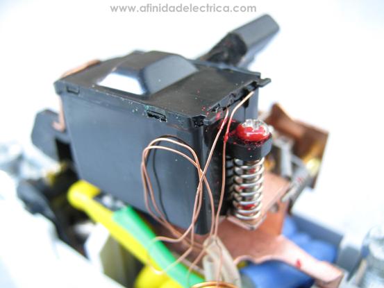 Se observan las dos conexiones de la bobina del solenoide y su sistema de sujeción.