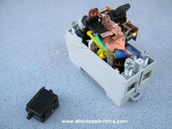 Los cables del solenoide se encuentran conectados al transformador toroidal. 