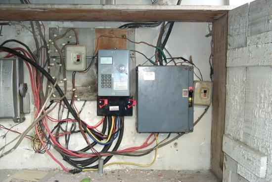 La �cajita m�gica� es un aparato cubierto con material met�lico, muy parecido a un inversor de los que se utilizan de manera convencional para acumular energ�a el�ctrica con bater�as.