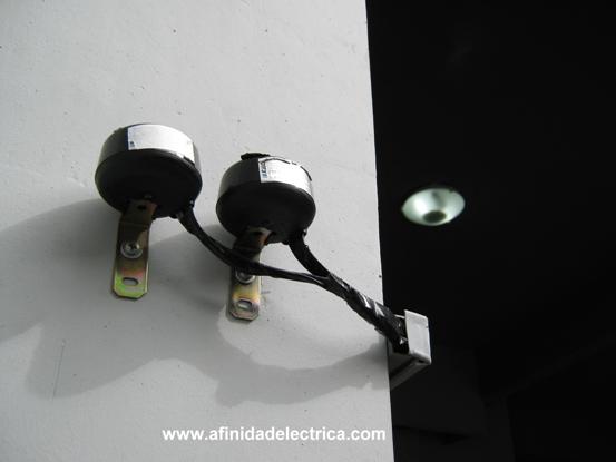 Algunos fotocontroles electr�nicos tienen un punto de orientaci�n hacia el Norte, por lo que siempre deben instalarse alineados en ese sentido.