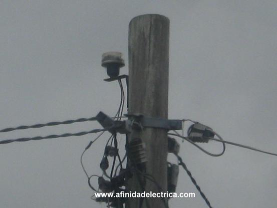 Una fotoc�lula o fotocontrol es un dispositivo que permite abrir o cerrar un circuito encendiendo o apagando luminarias u otras cargas dependiendo de la intensidad de la luz del sol que incide sobre el mismo.