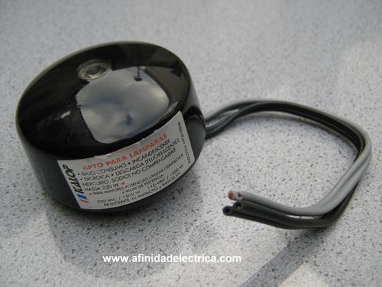 Este fotocontrol es apto para el uso en instalaciones domiciliarias, comerciales e industriales. Posee un relay con contactos de plata que le permiten manejar cargas resistivas de hasta 1500 W.