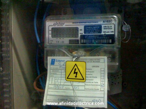 El tablero principal del usuario, a construir, que se vincula con el punto de conexi��n y medici��n, ser�� siempre aislado cumpliendo con el concepto de doble aislaci��n, incluyendo todos los elementos de empalme y conexi��n.