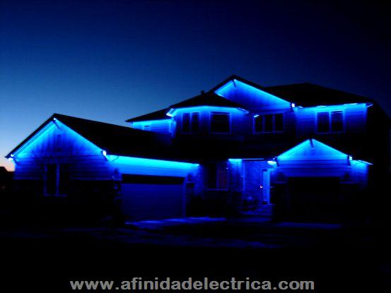 Es muy extendido el uso de este tiras de LEDs en frentes de edificios resaltando detalles y contornos. 