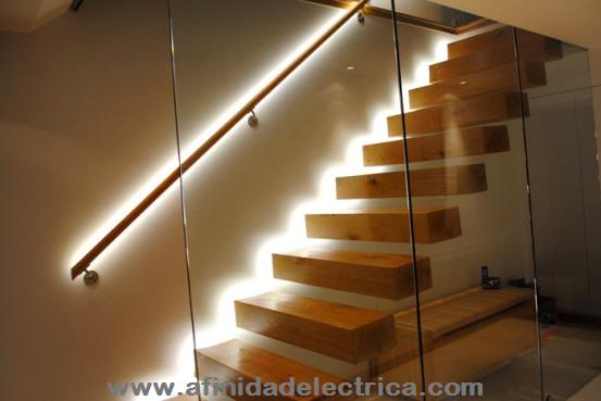 Para se�alizar e iluminar esta escalera, se han instalado tiras de LEDs encapsuladas en los bordes de los escalones.