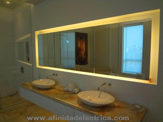 Iluminaci�n indirecta de un ba�o realizada con tiras de LEDs blanco c�lido.
