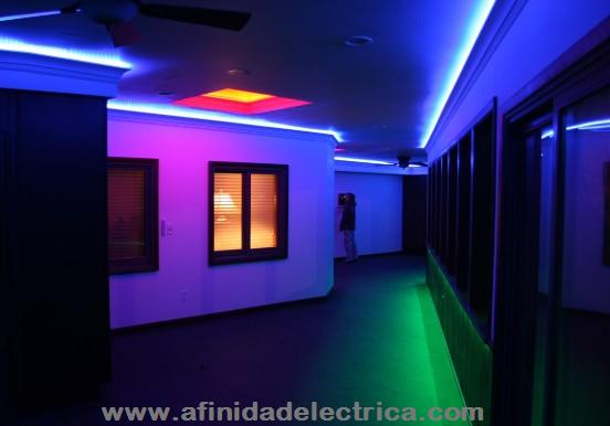 Con instalaci�n de cintas de LEDs en gargantas y la combinaci�n de distintos colores se logra resaltar la profundidad y volumen en pasillos y �reas estrechas.