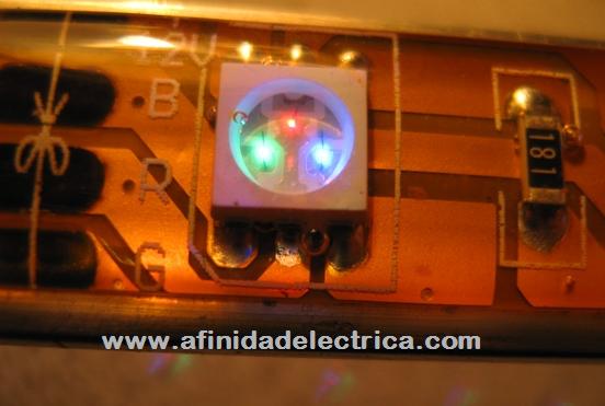 Las tiras RGB est�n compuestas por LEDs especiales  llamados RGB que tienen en el mismo substrato tres LEDs, cada uno de un color b�sico (Red, Green, Blue).