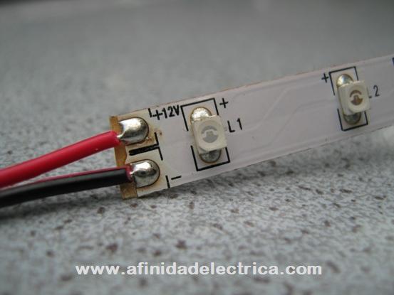 Cada segmento de una tira de LEDs cuenta en sus extremos con islas de cobre para su conexi�n. Estas islas pueden usarse para soldar cables de conexi�n o unirlas a otras tiras.